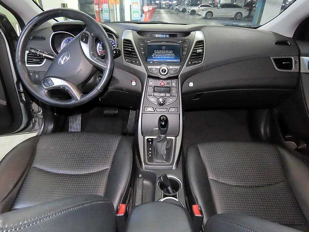 HYUNDAI Avante - Vista 10