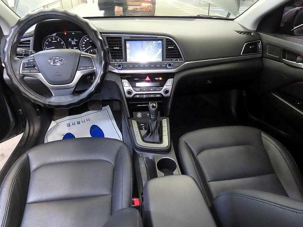 HYUNDAI Avante - Vista 10