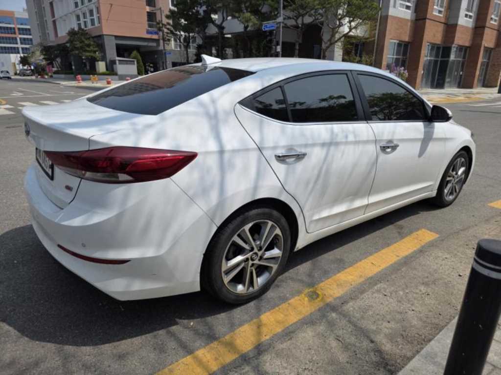 HYUNDAI Avante - Vista 4
