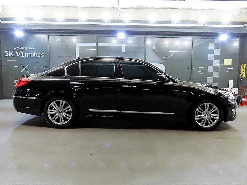 HYUNDAI Genesis - Vista 3