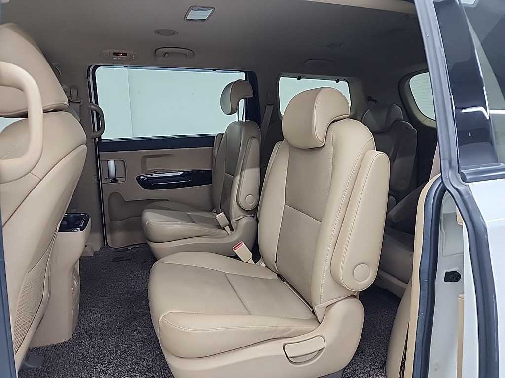 KIA Carnival - Vista 12