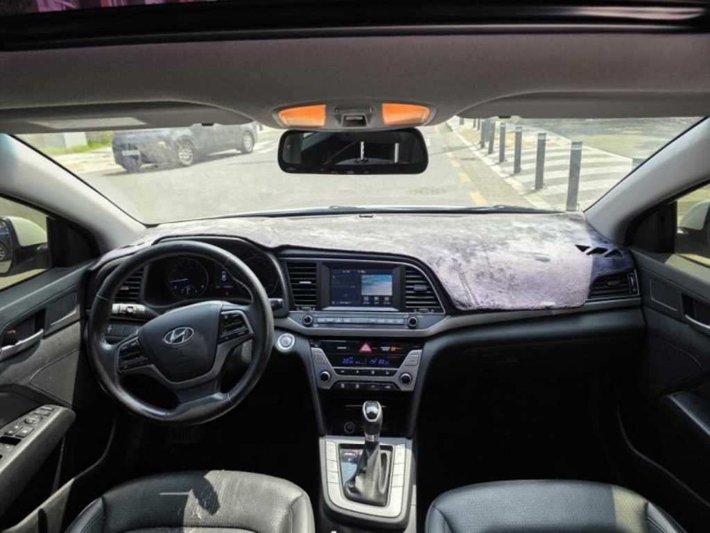 HYUNDAI Avante - Vista 7