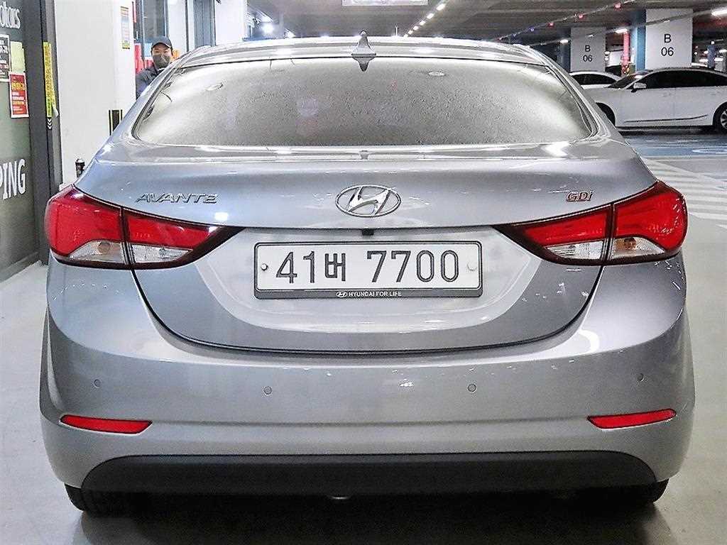 HYUNDAI Avante - Vista 5