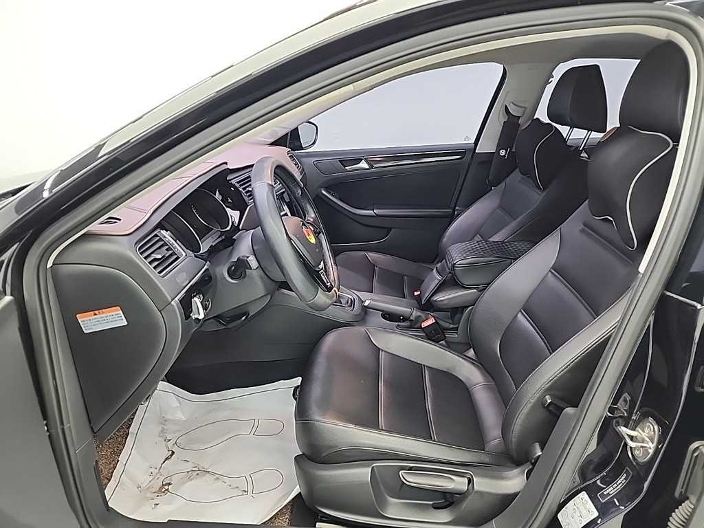 Volkswagen Jetta - Vista 11