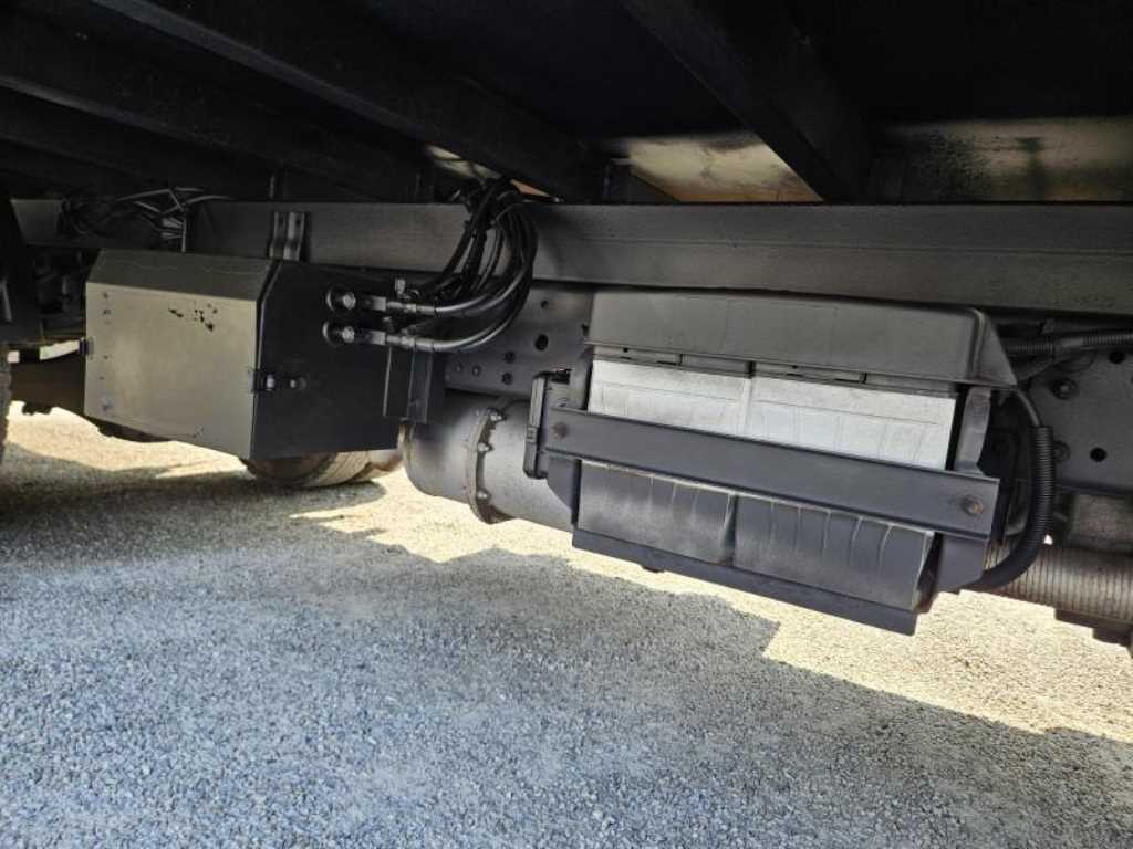 medium and large cargo truck - Vista 9