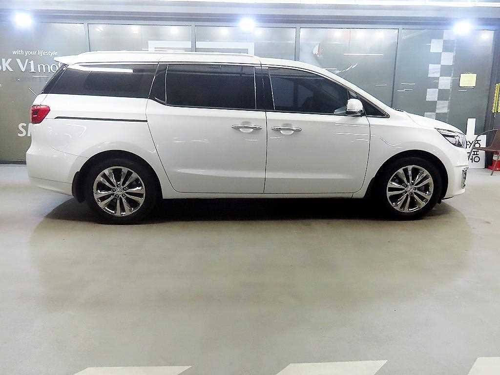 KIA Carnival - Vista 3