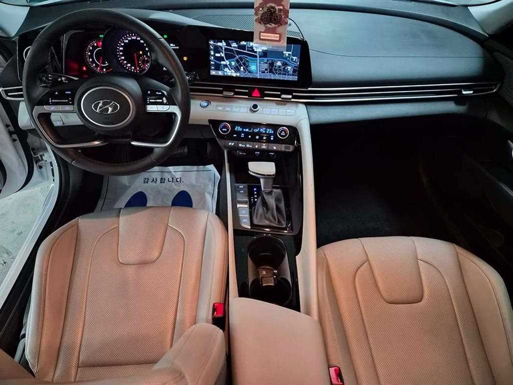 HYUNDAI Avante - Vista 10