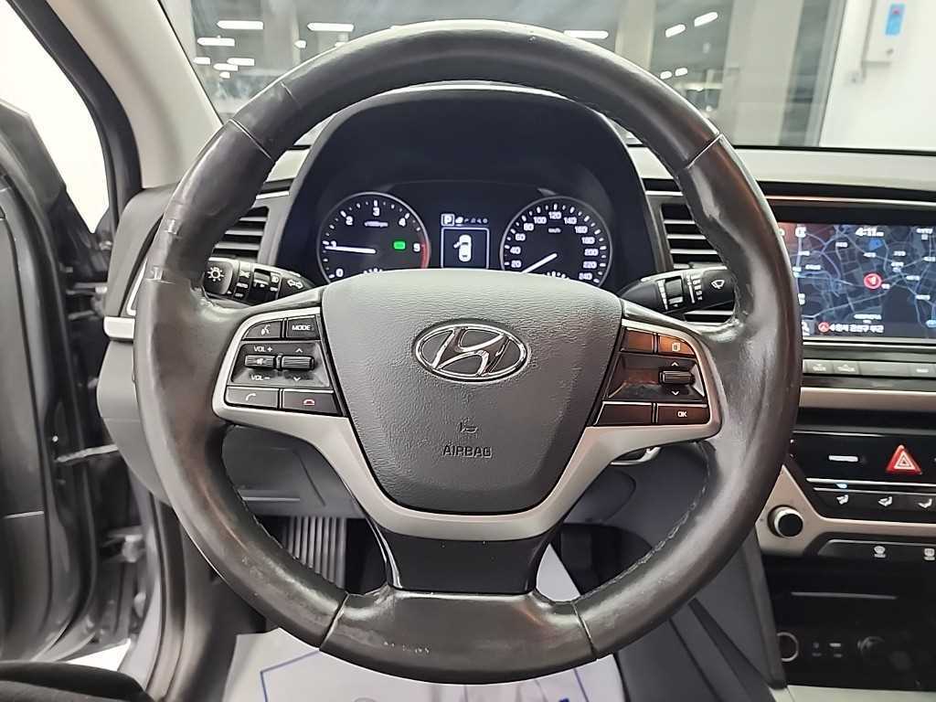 HYUNDAI Avante - Vista 9