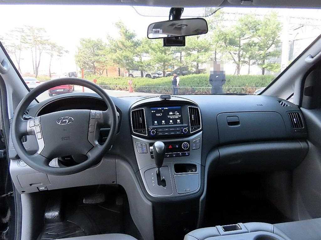 HYUNDAI Starex - Vista 8