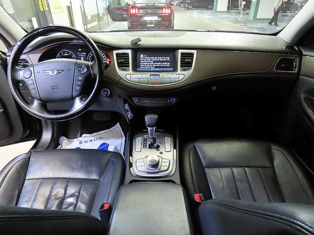 HYUNDAI Genesis - Vista 10