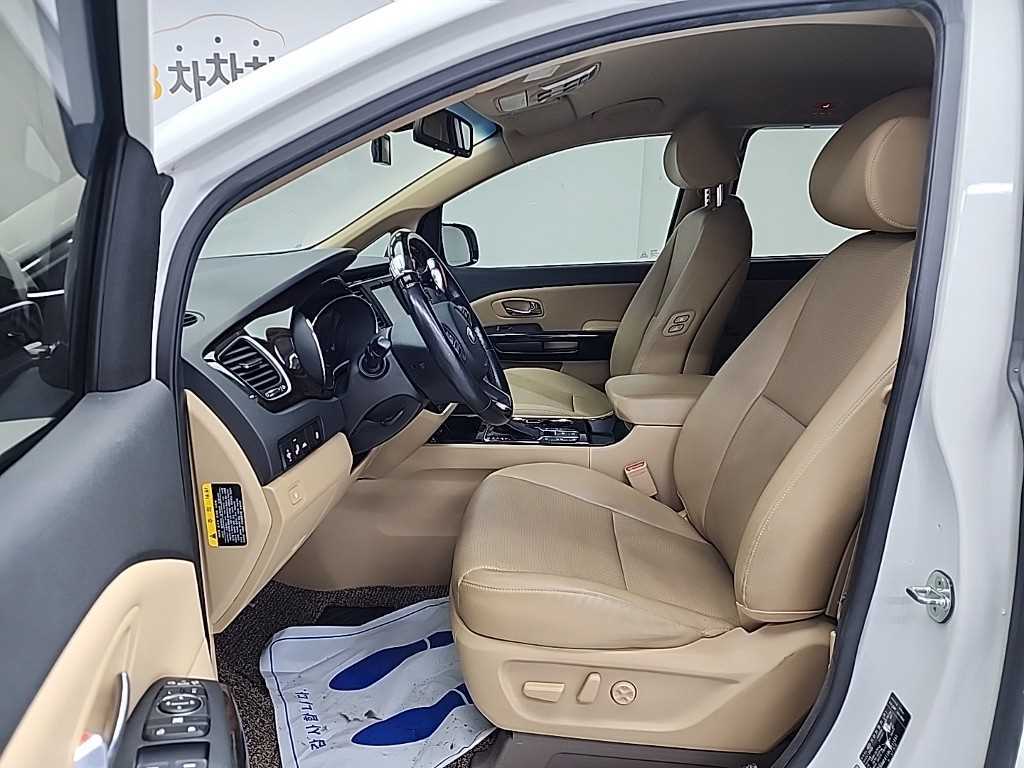 KIA Carnival - Vista 11