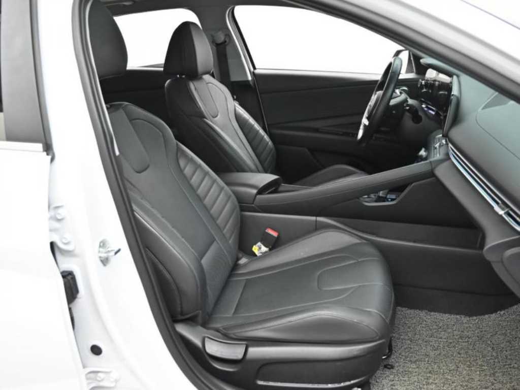 HYUNDAI Avante - Vista 10