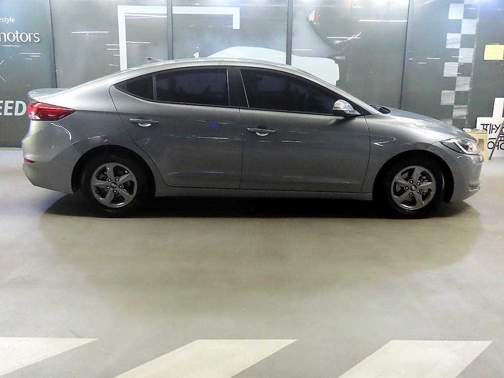 HYUNDAI Avante - Vista 3