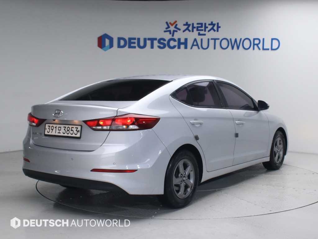 HYUNDAI Avante - Vista 3