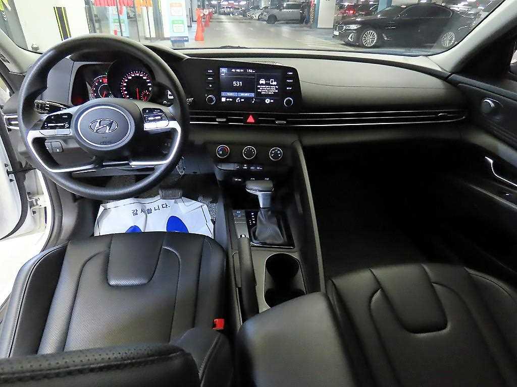 HYUNDAI Avante - Vista 10