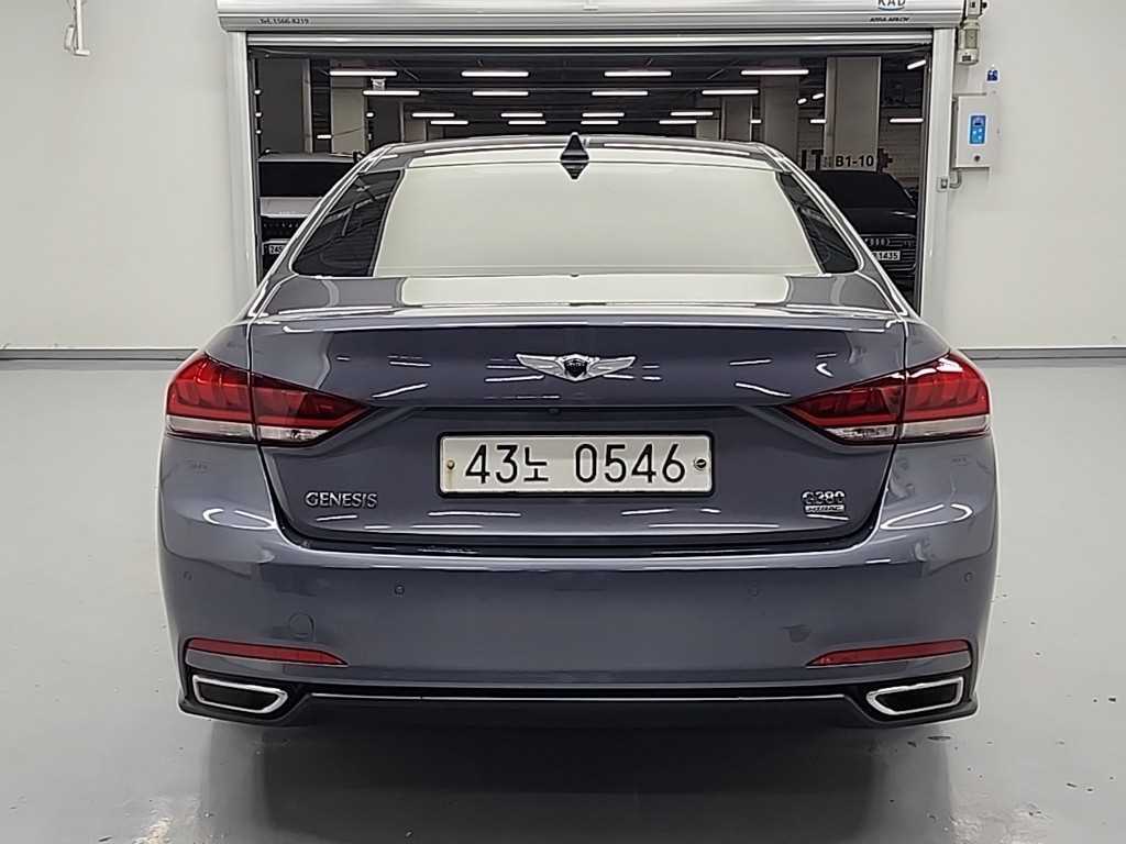 HYUNDAI Genesis - Vista 3