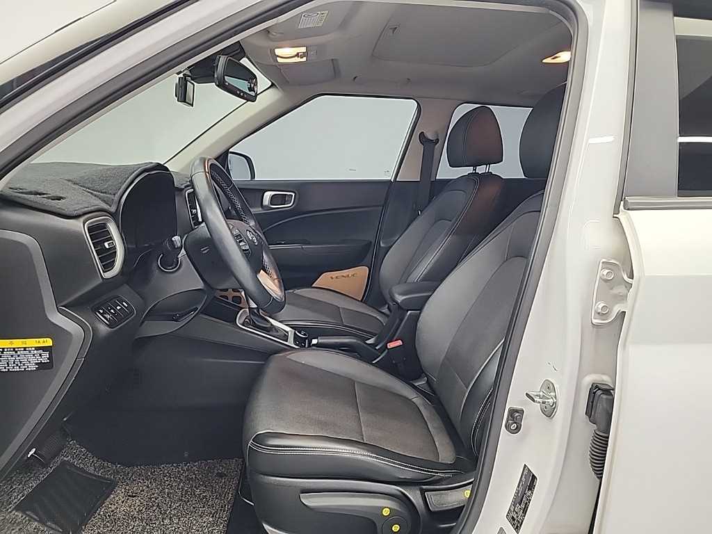 HYUNDAI Venue - Vista 11