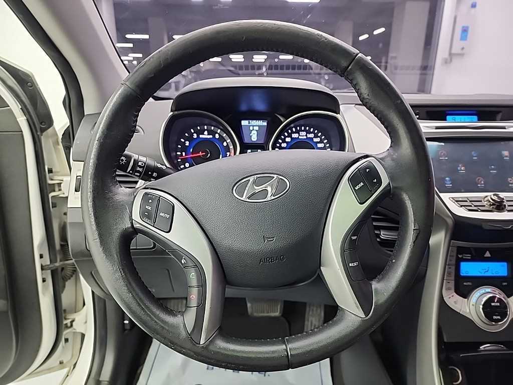 HYUNDAI Avante - Vista 9
