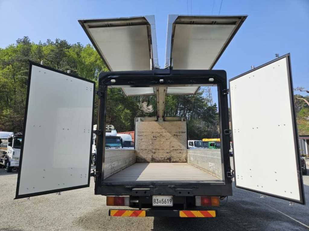 medium and large cargo truck - Vista 7