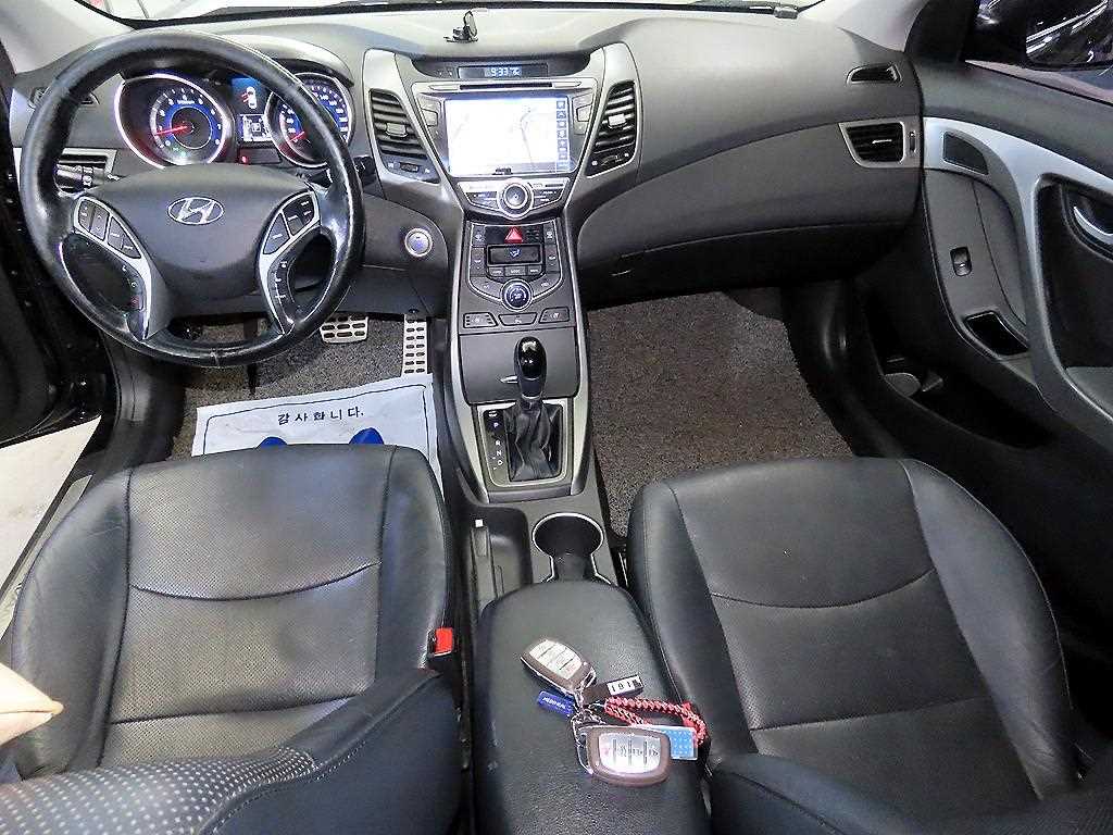 HYUNDAI Avante - Vista 10