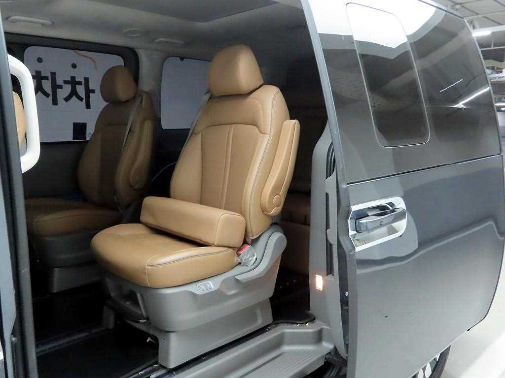 HYUNDAI Staria - Vista 11