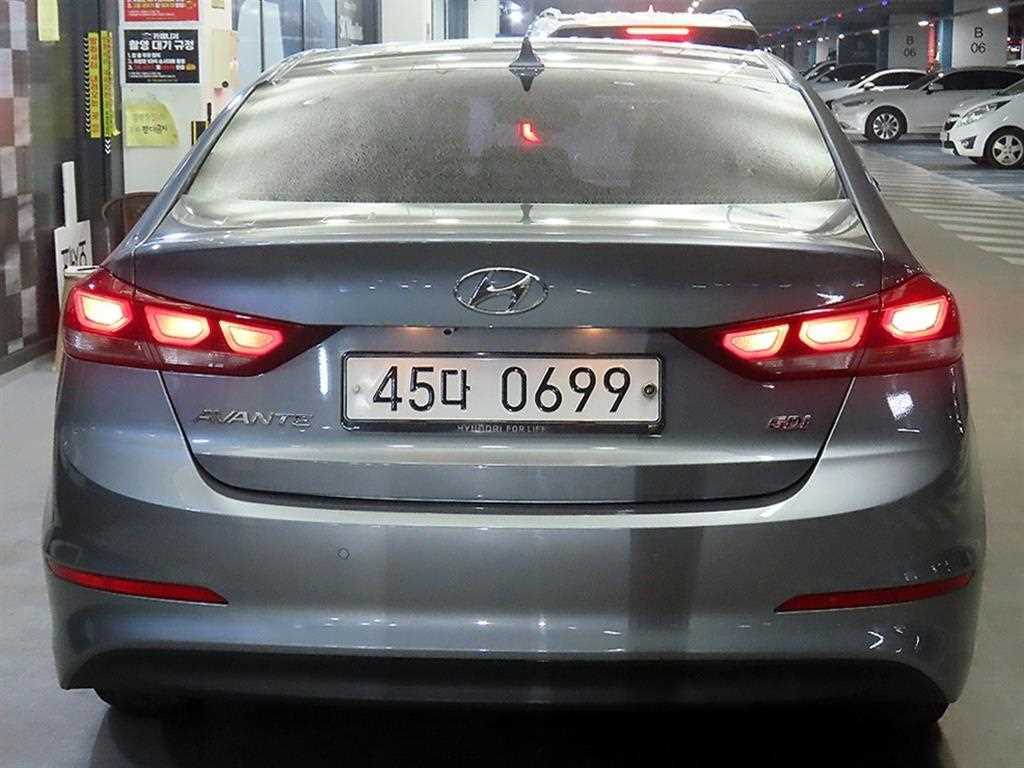 HYUNDAI Avante - Vista 5