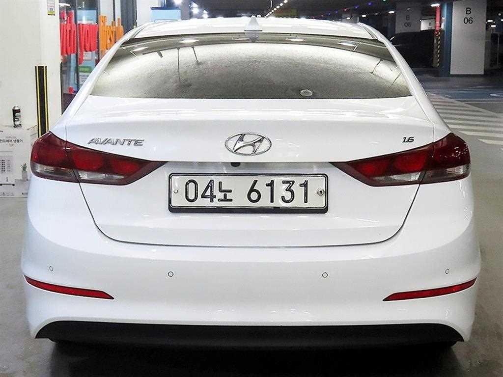 HYUNDAI Avante - Vista 5