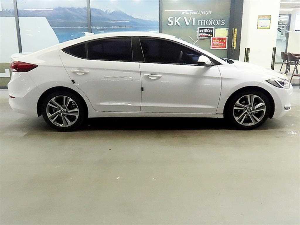 HYUNDAI Avante - Vista 3