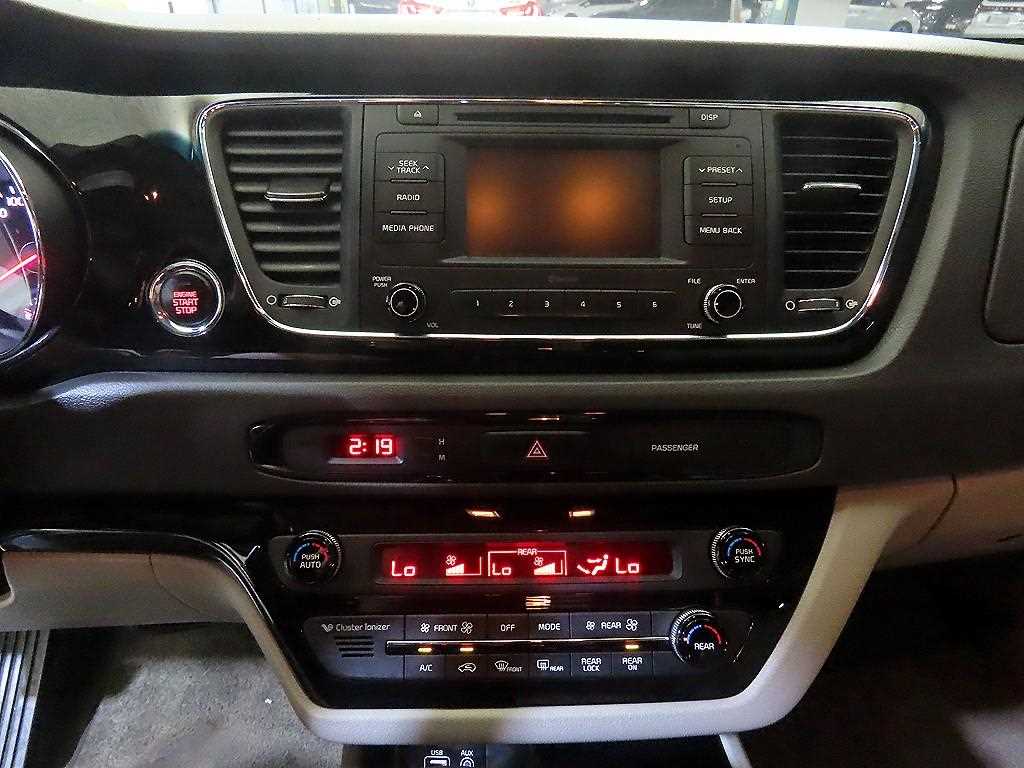 KIA Carnival - Vista 11