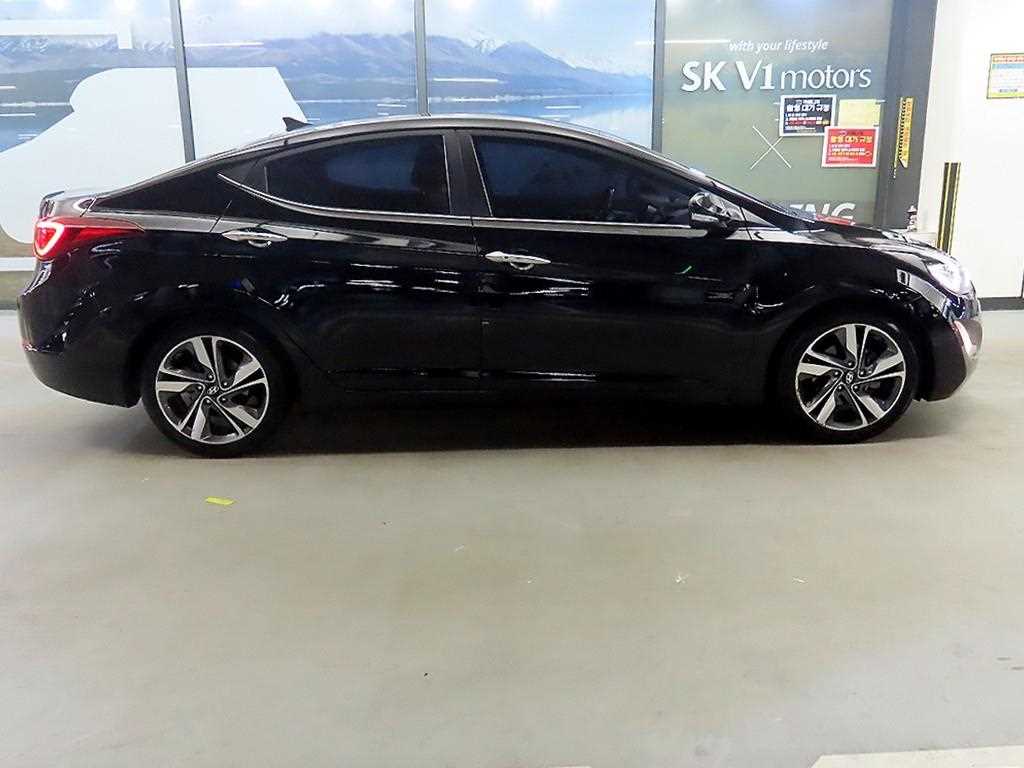 HYUNDAI Avante - Vista 3