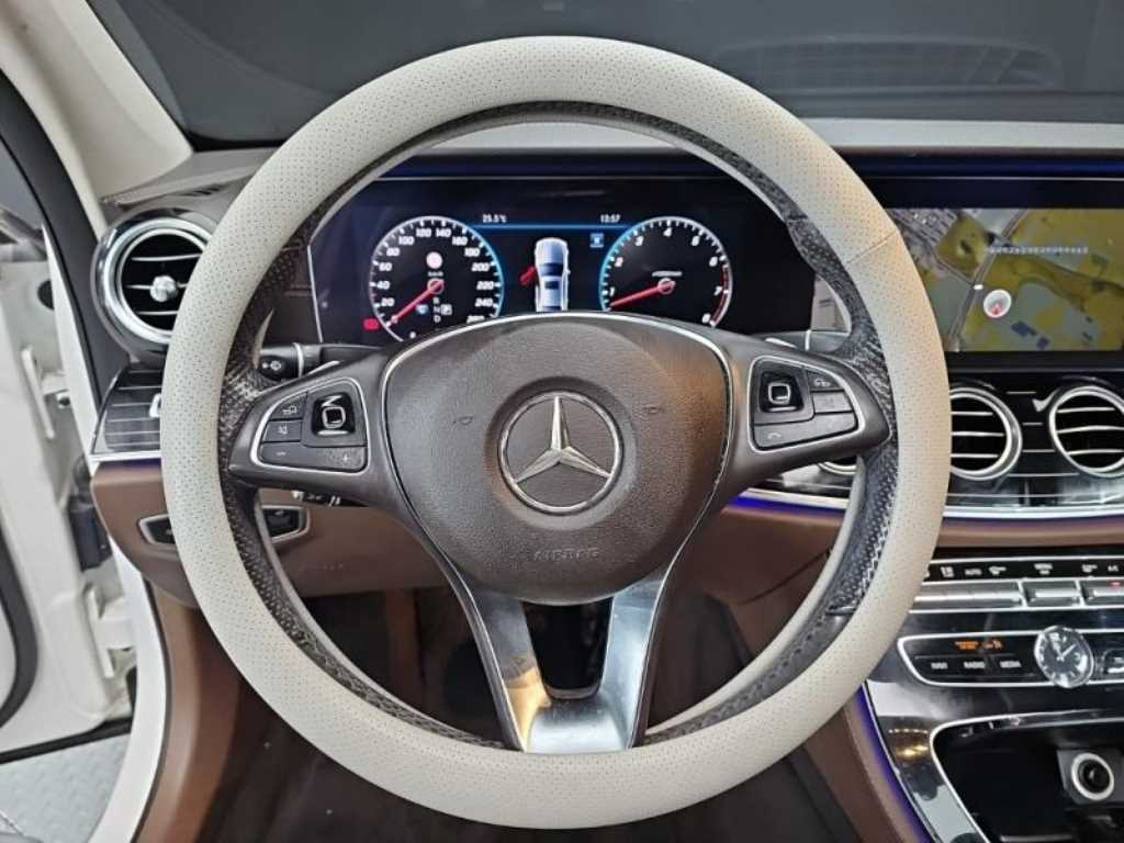 Mercedes Benz E class - Vista 7