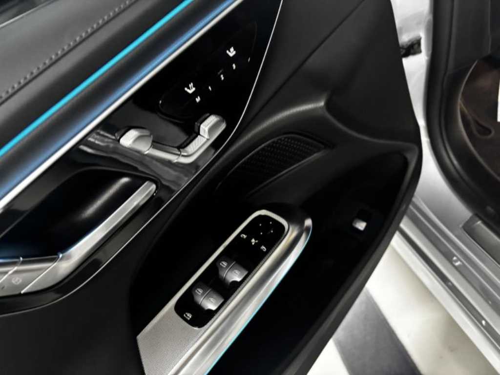 Mercedes Benz E class - Vista 8