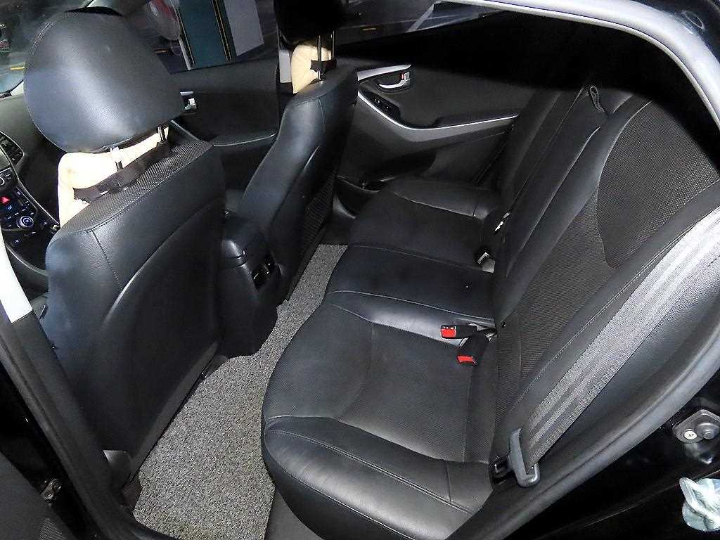 HYUNDAI Avante - Vista 7