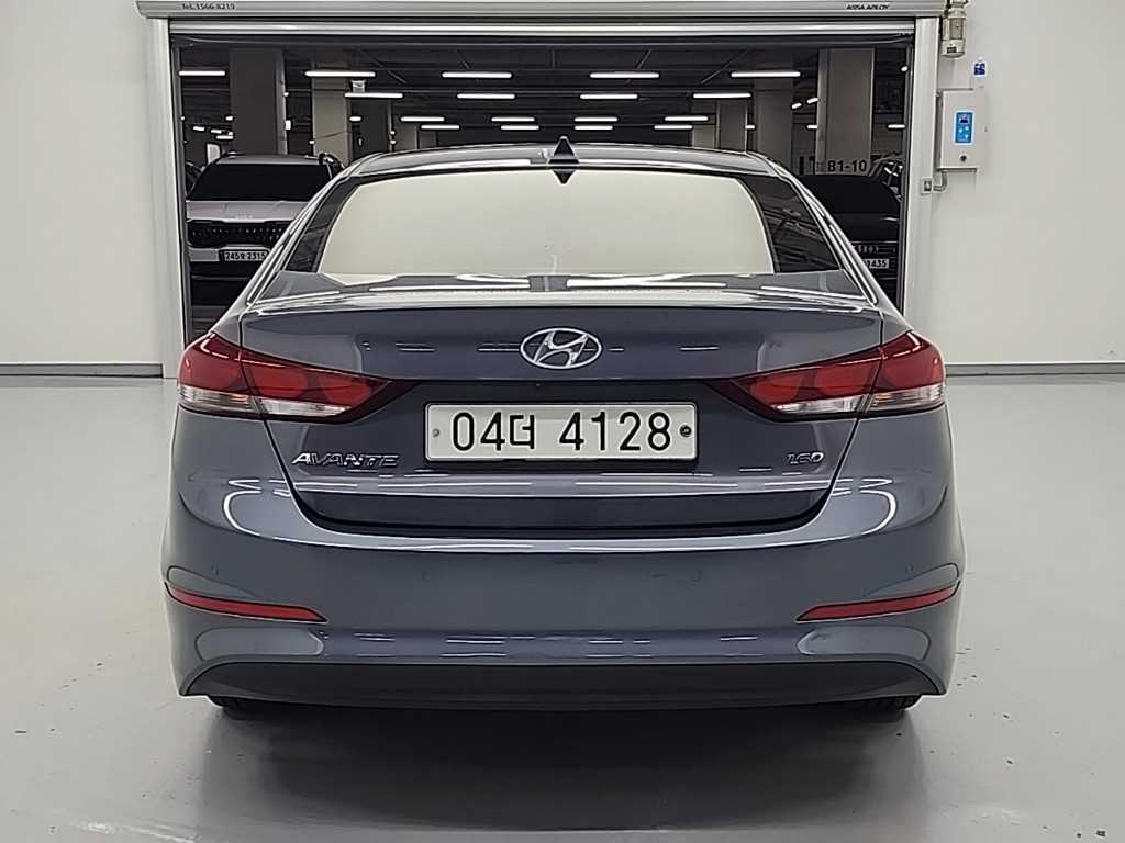 HYUNDAI Avante - Vista 3