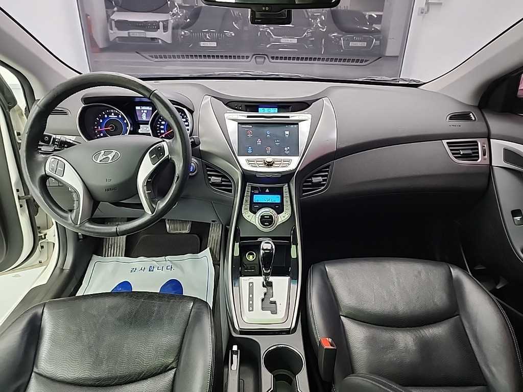 HYUNDAI Avante - Vista 7