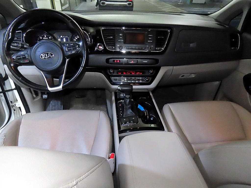 KIA Carnival - Vista 10