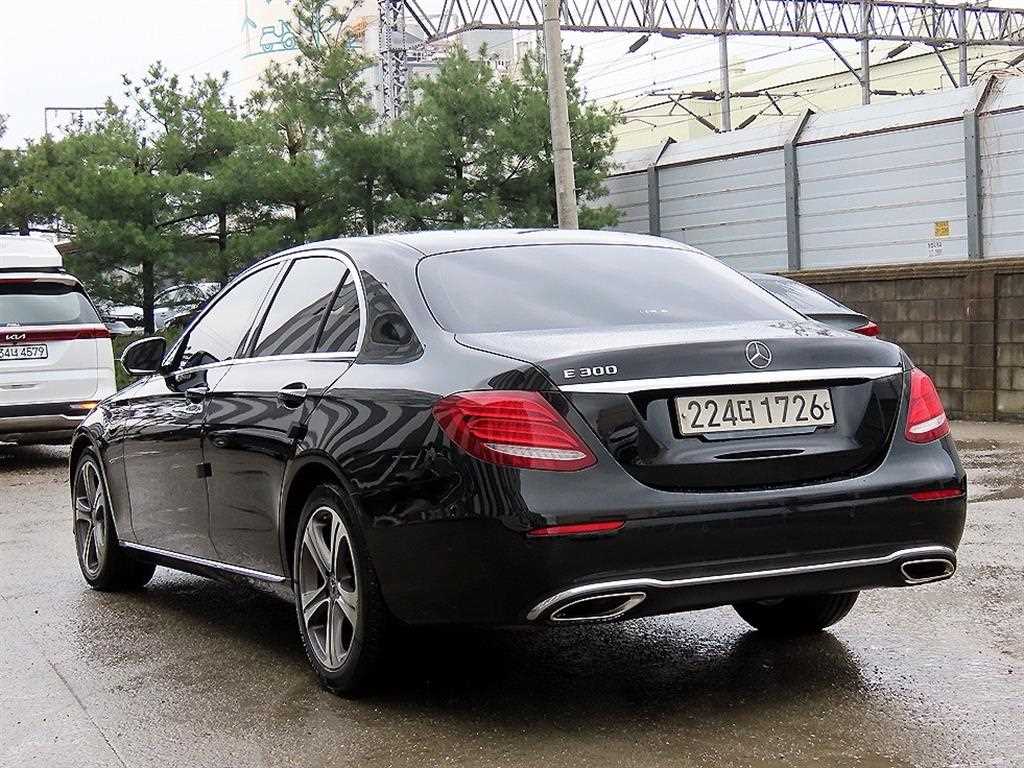 Mercedes Benz E class - Vista 3