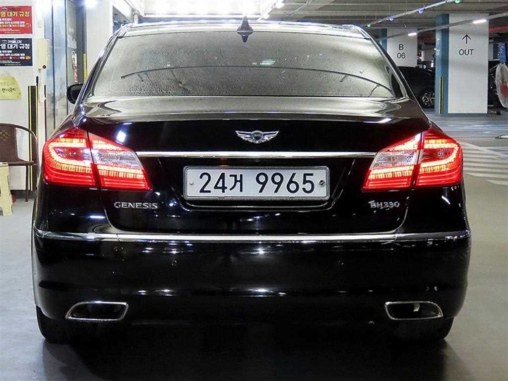 HYUNDAI Genesis - Vista 5
