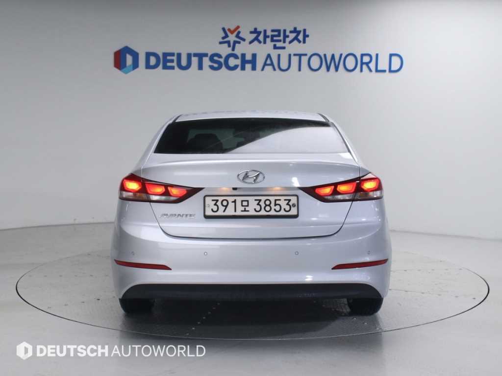HYUNDAI Avante - Vista 5