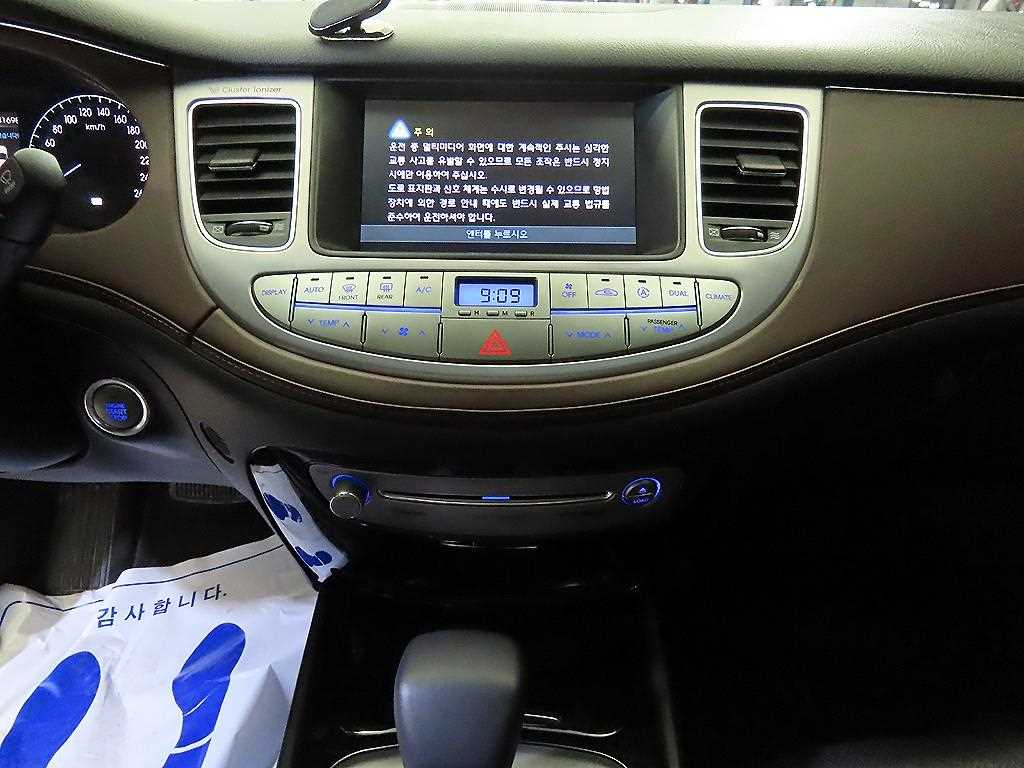 HYUNDAI Genesis - Vista 11