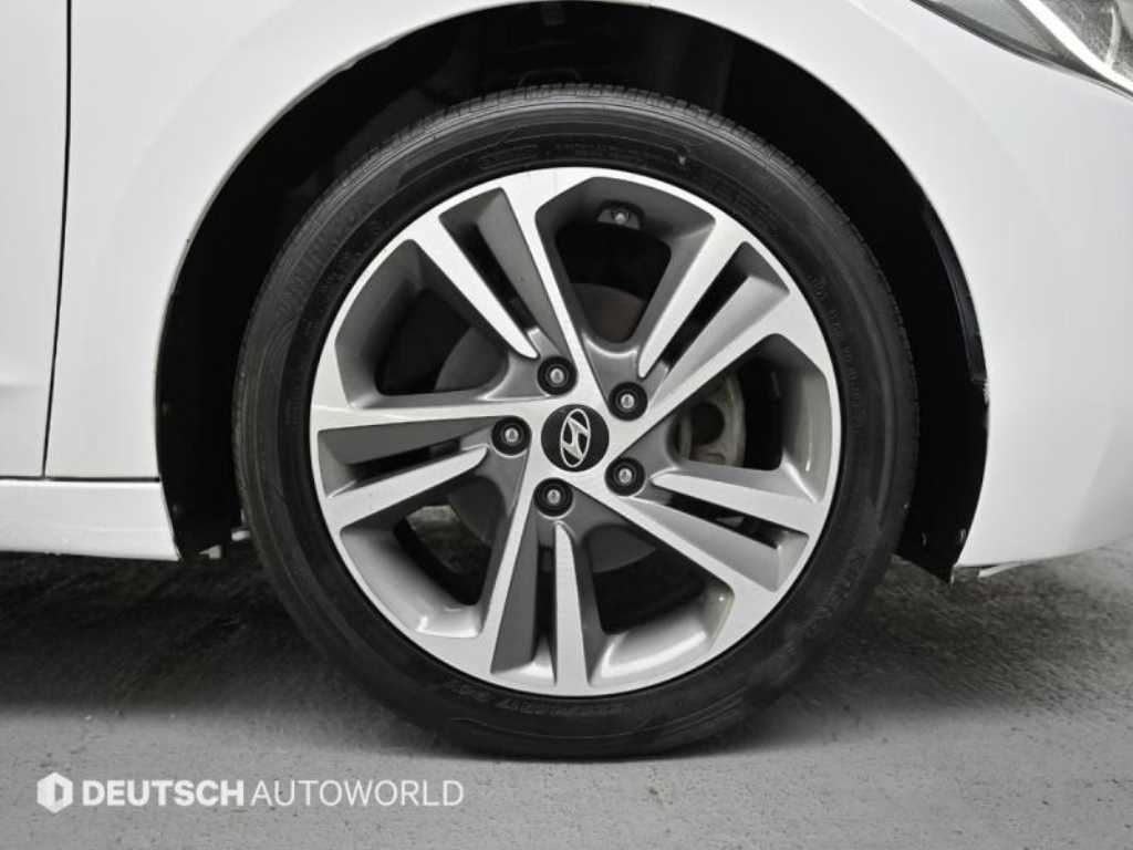 HYUNDAI Avante - Vista 5