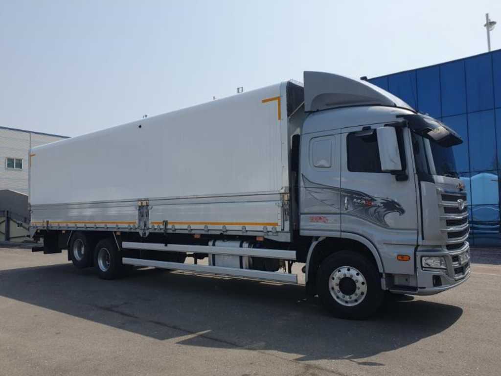 medium and large cargo truck - Vista 5