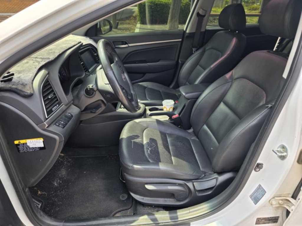 HYUNDAI Avante - Vista 8