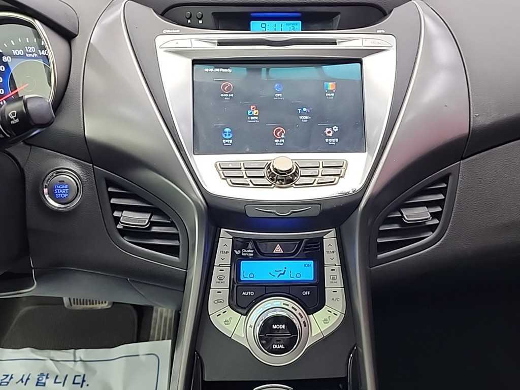 HYUNDAI Avante - Vista 10