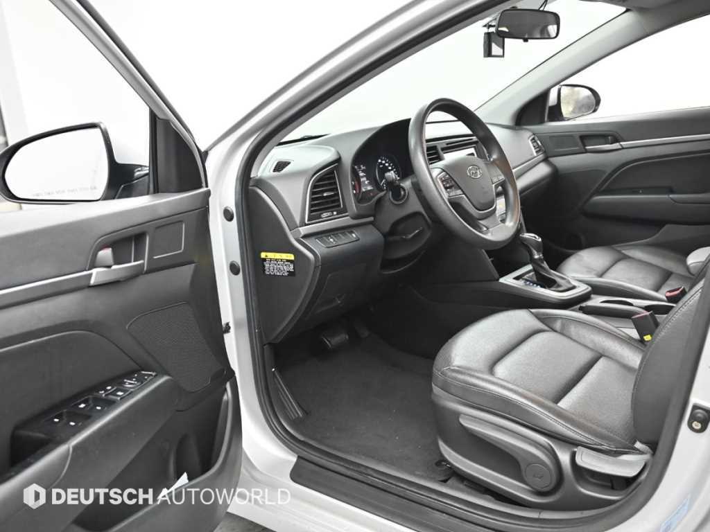 HYUNDAI Avante - Vista 12
