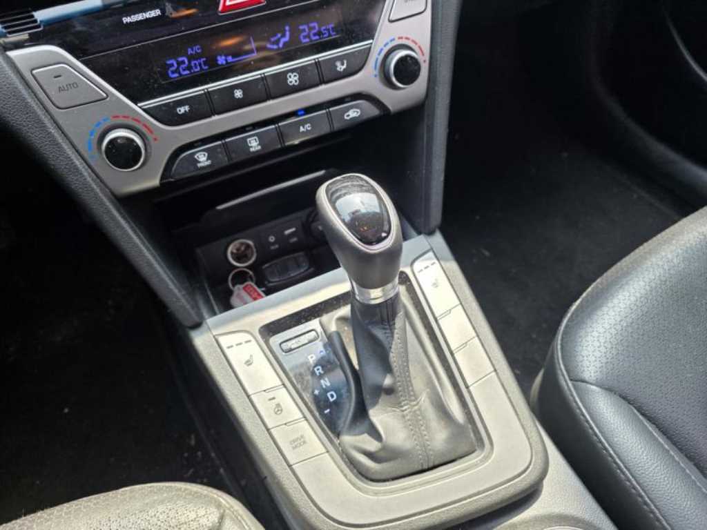 HYUNDAI Avante - Vista 10