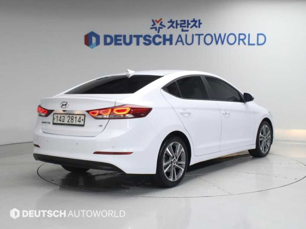 HYUNDAI Avante - Vista 2