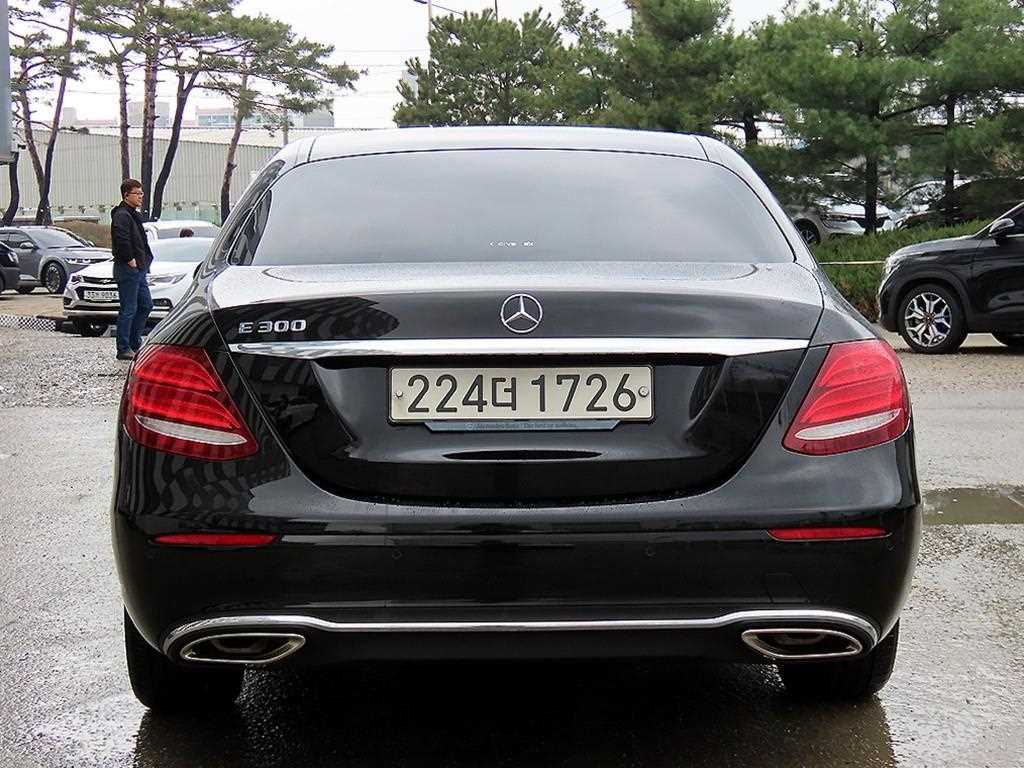 Mercedes Benz E class - Vista 4