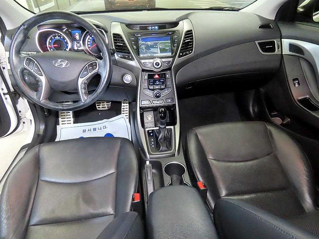HYUNDAI Avante - Vista 10