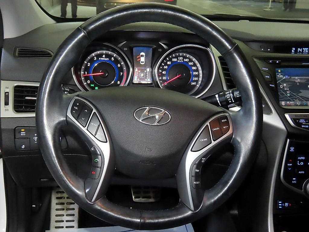 HYUNDAI Avante - Vista 8
